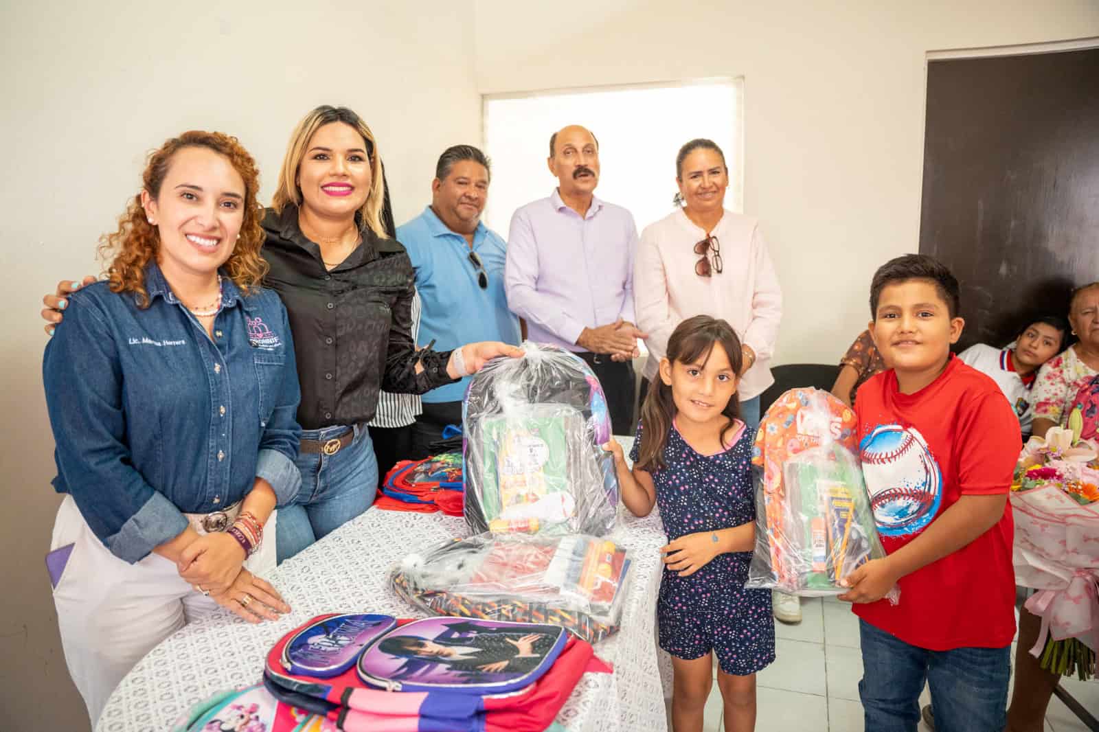 Alcaldesa Yesica Sifuentes Zamora entrega útiles escolares a niños vulnerables en Castaños