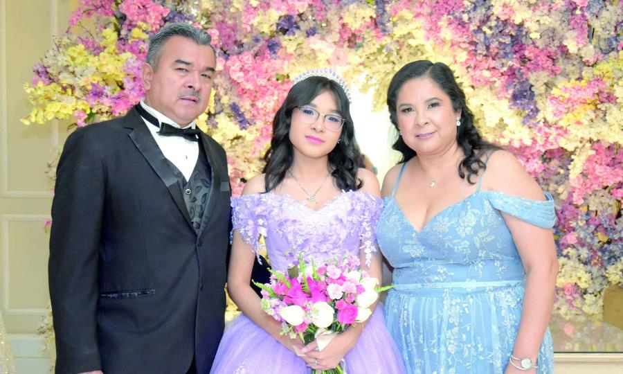 Natalia Leyva Rico comparte alegría en su XV primaveras