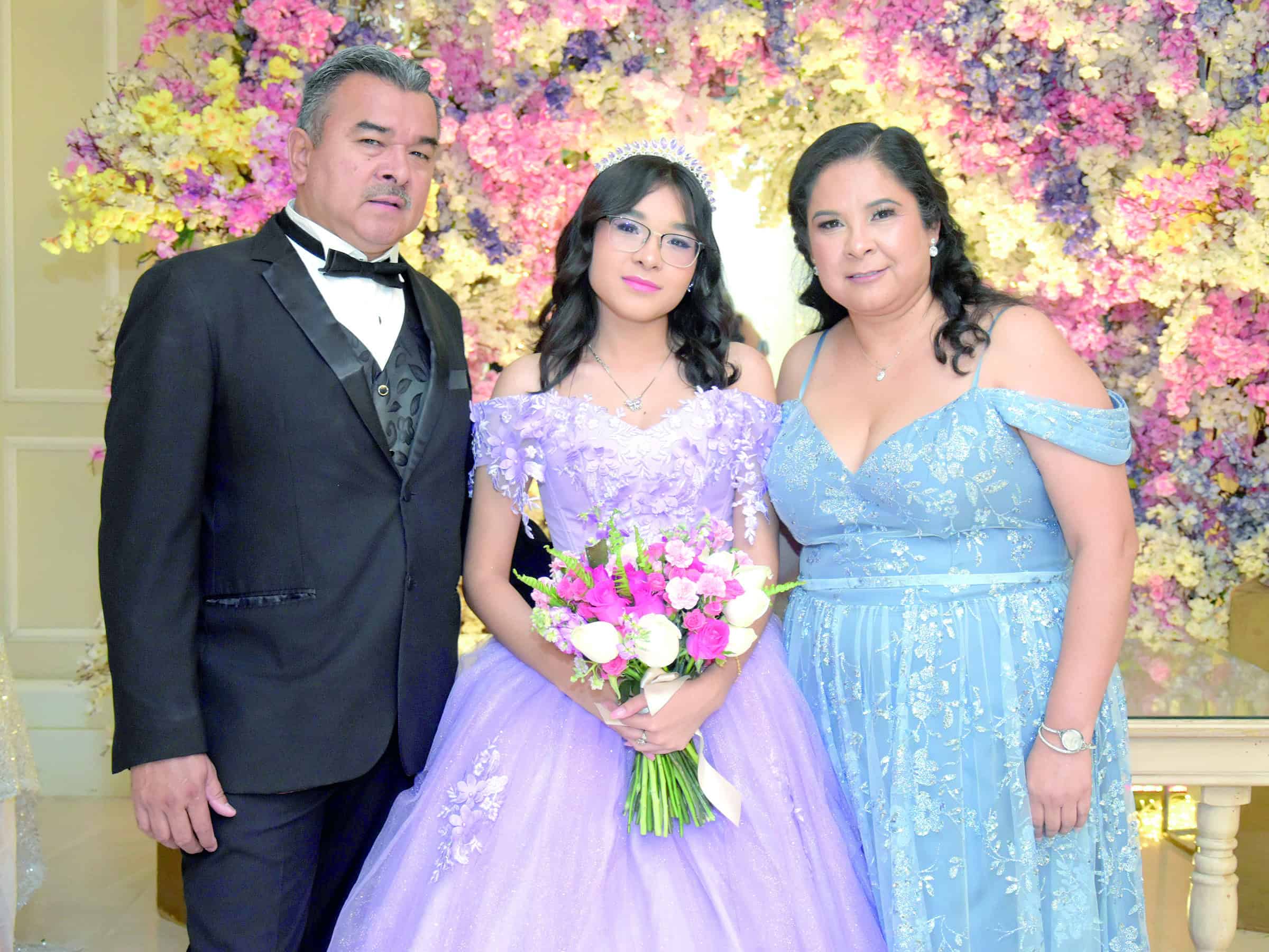 Natalia Leyva Rico comparte alegría en su XV primaveras