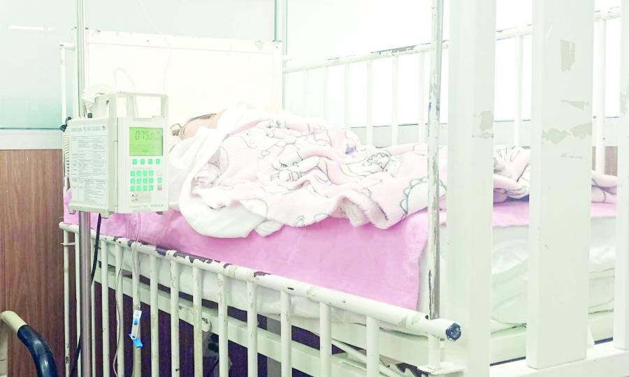 Falta de ambulancia de alta tecnología impide traslado de niña al IMSS en Monterrey