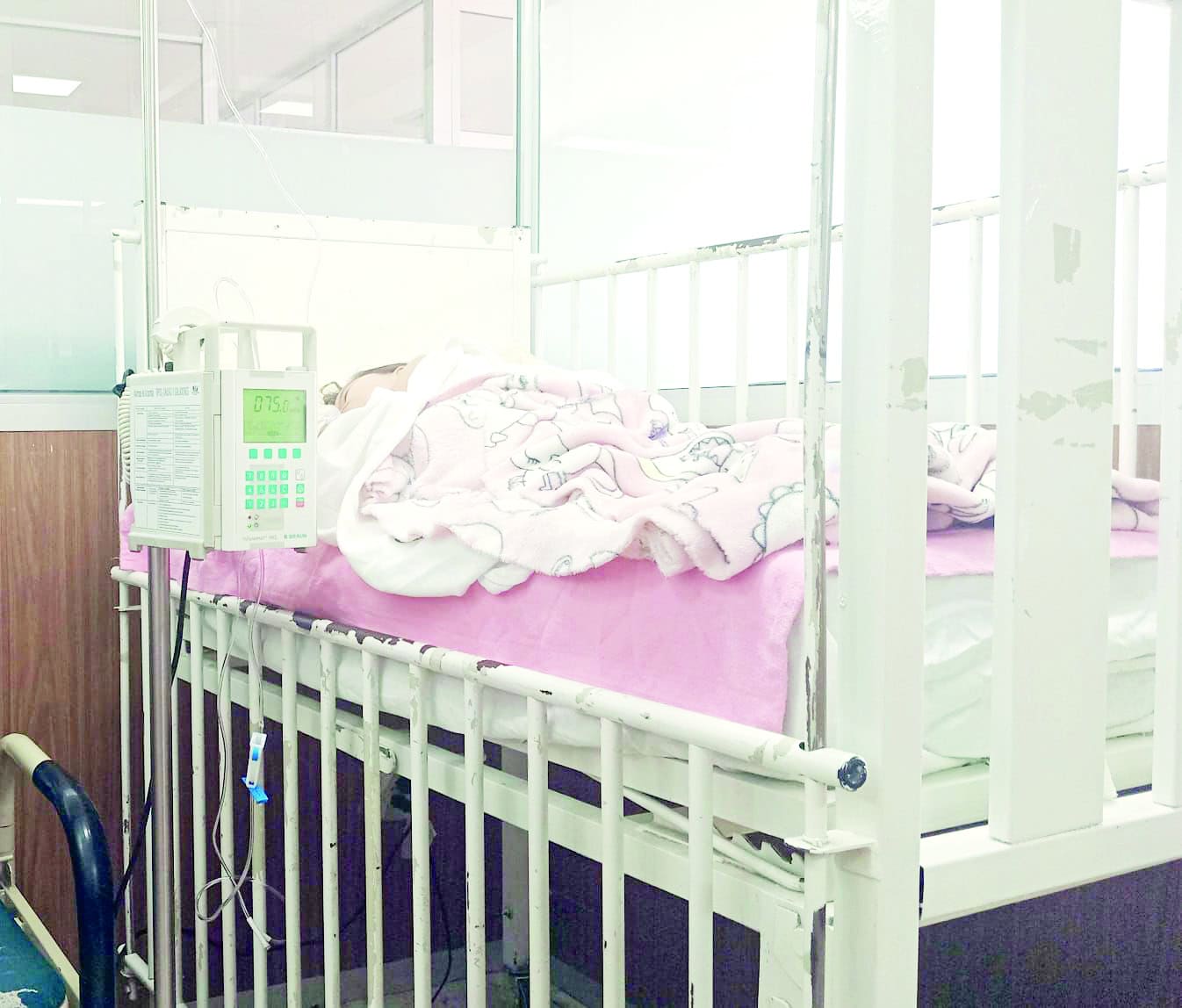Falta de ambulancia de alta tecnología impide traslado de niña al IMSS en Monterrey