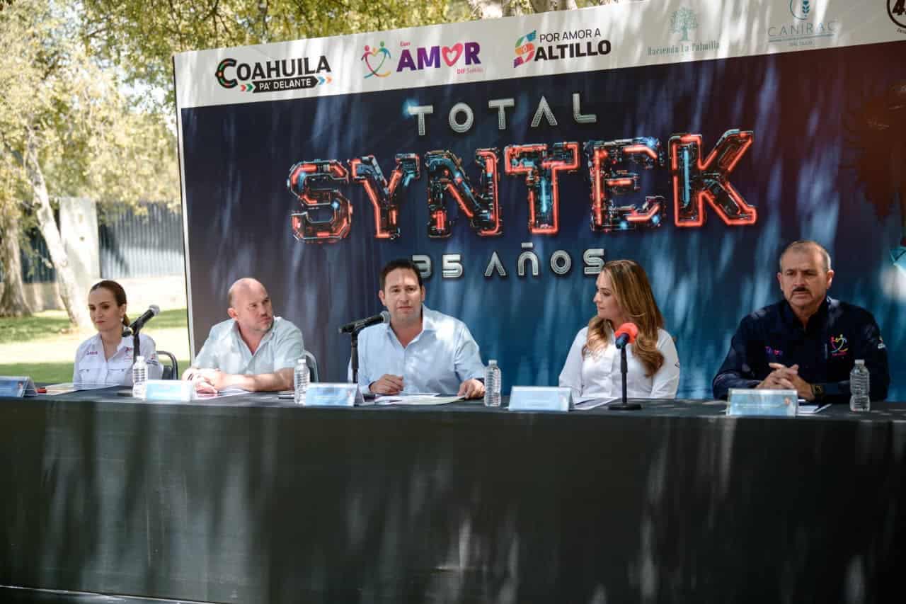 Presentación de concierto benéfico de Aleks Syntek en Saltillo