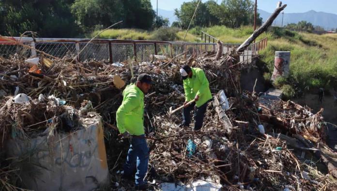 Acciones de limpieza en puente peatonal unen fraccionamientos en Saltillo