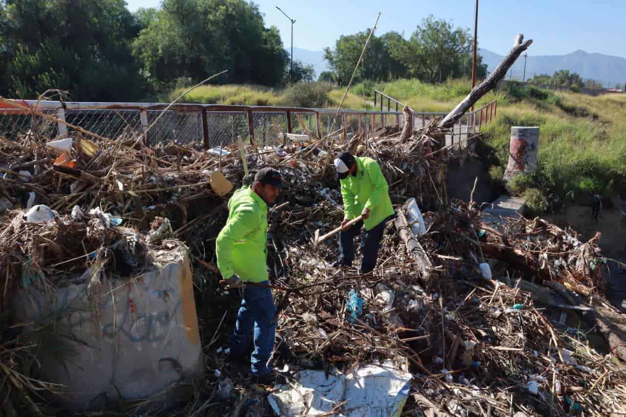 Acciones de limpieza en puente peatonal unen fraccionamientos en Saltillo