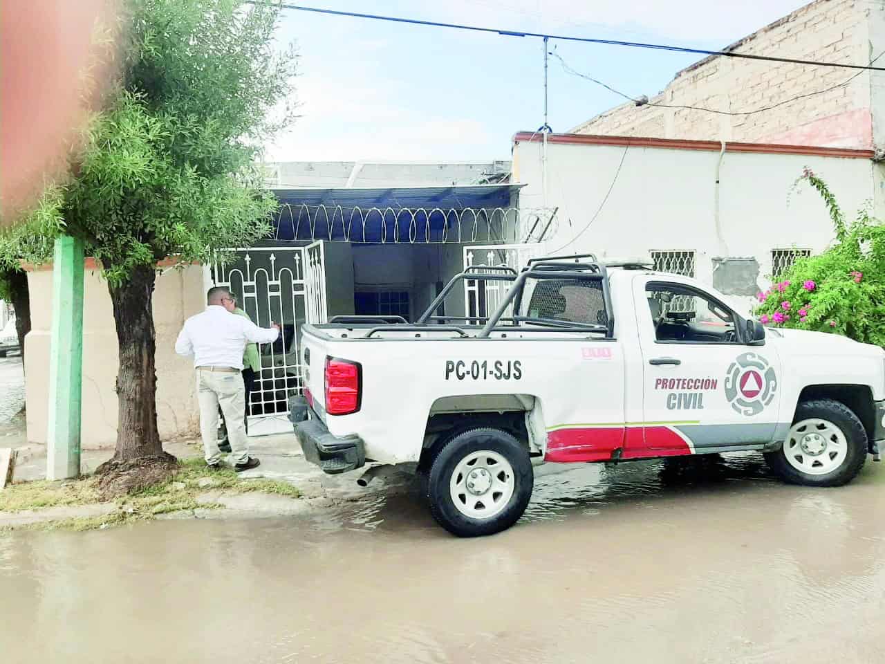 Protección Civil responde rápidamente a emergencia por colapso de drenaje en vivienda