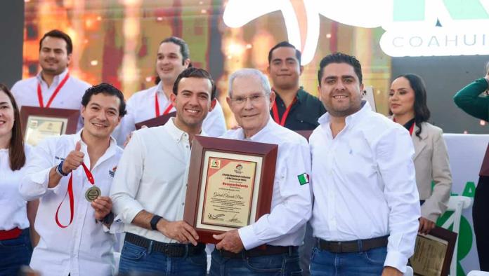 Manolo Jiménez Salinas reconocido en ceremonia de Galardones RED 2025 del PRI Coahuila