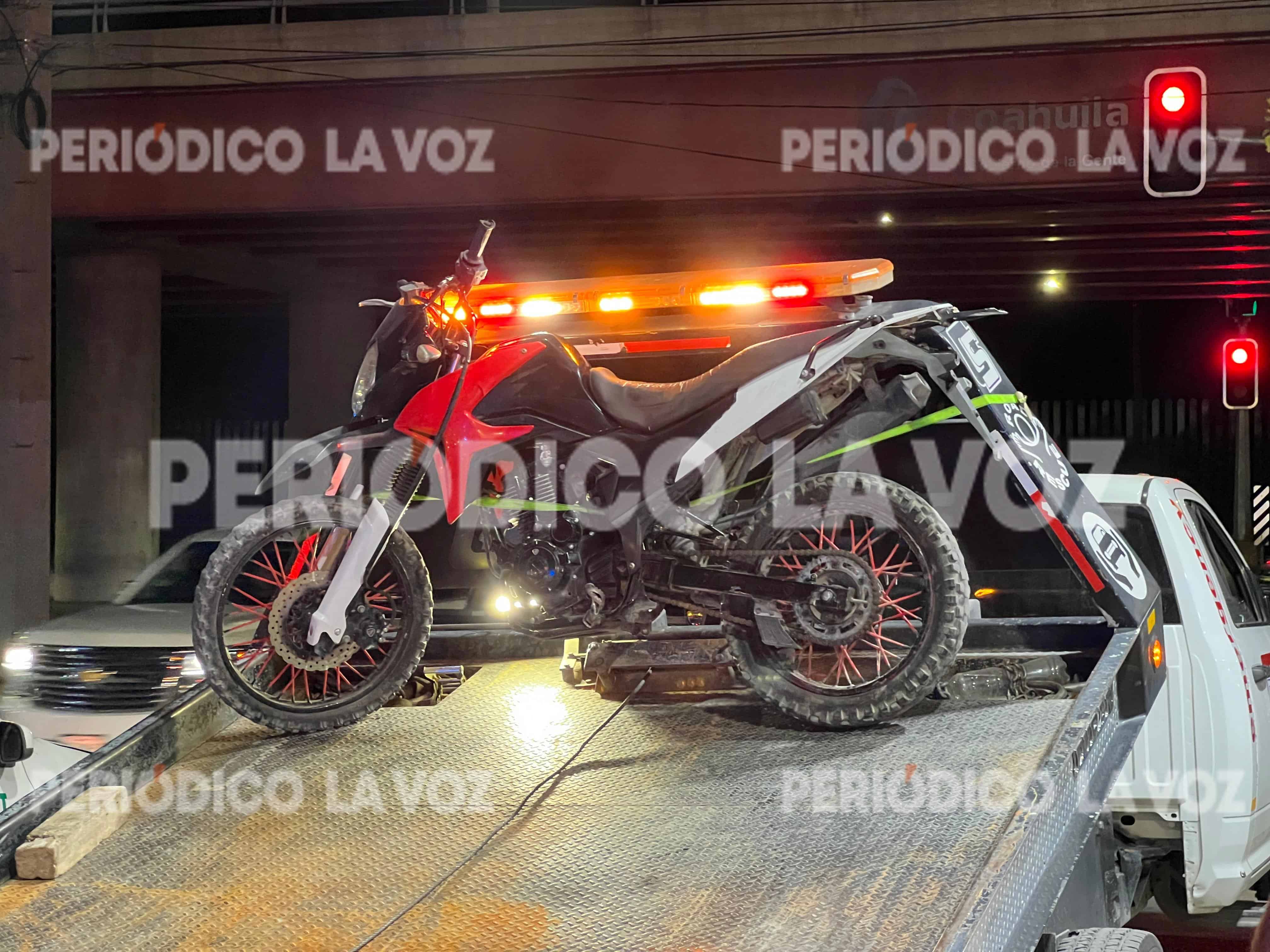 Choque entre Taxi y Motocicleta Deja Pareja Herida en Avenida Industrial