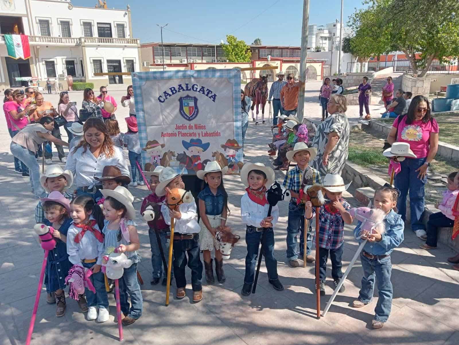 Niños del Colegio Plancarte y Labastida protagonizan Cabalgata Infantil en Sabinas