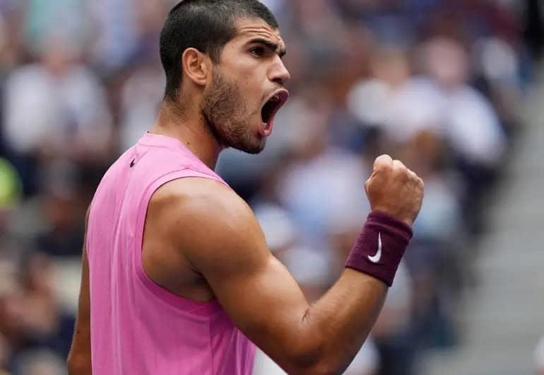 Carlos Alcaraz sorprende al mundo al derrotar a Novak Djokovic en US Open 2025