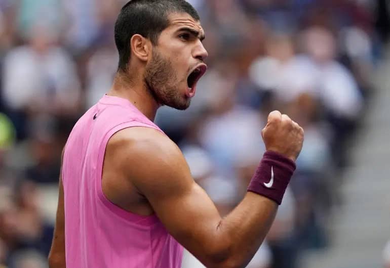 Carlos Alcaraz sorprende al mundo al derrotar a Novak Djokovic en US Open 2025