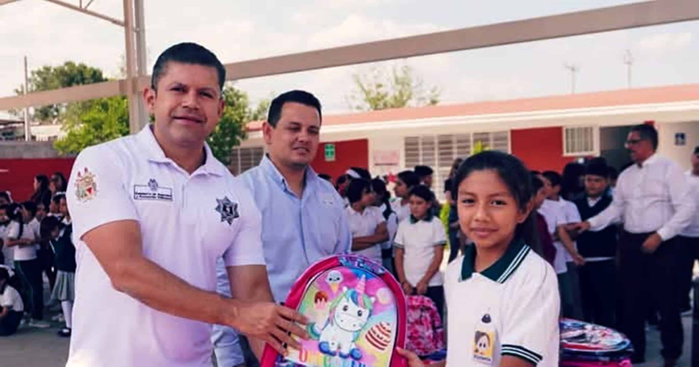 Comisaría de Seguridad en Saltillo entrega 500 mochilas a estudiantes necesitados
