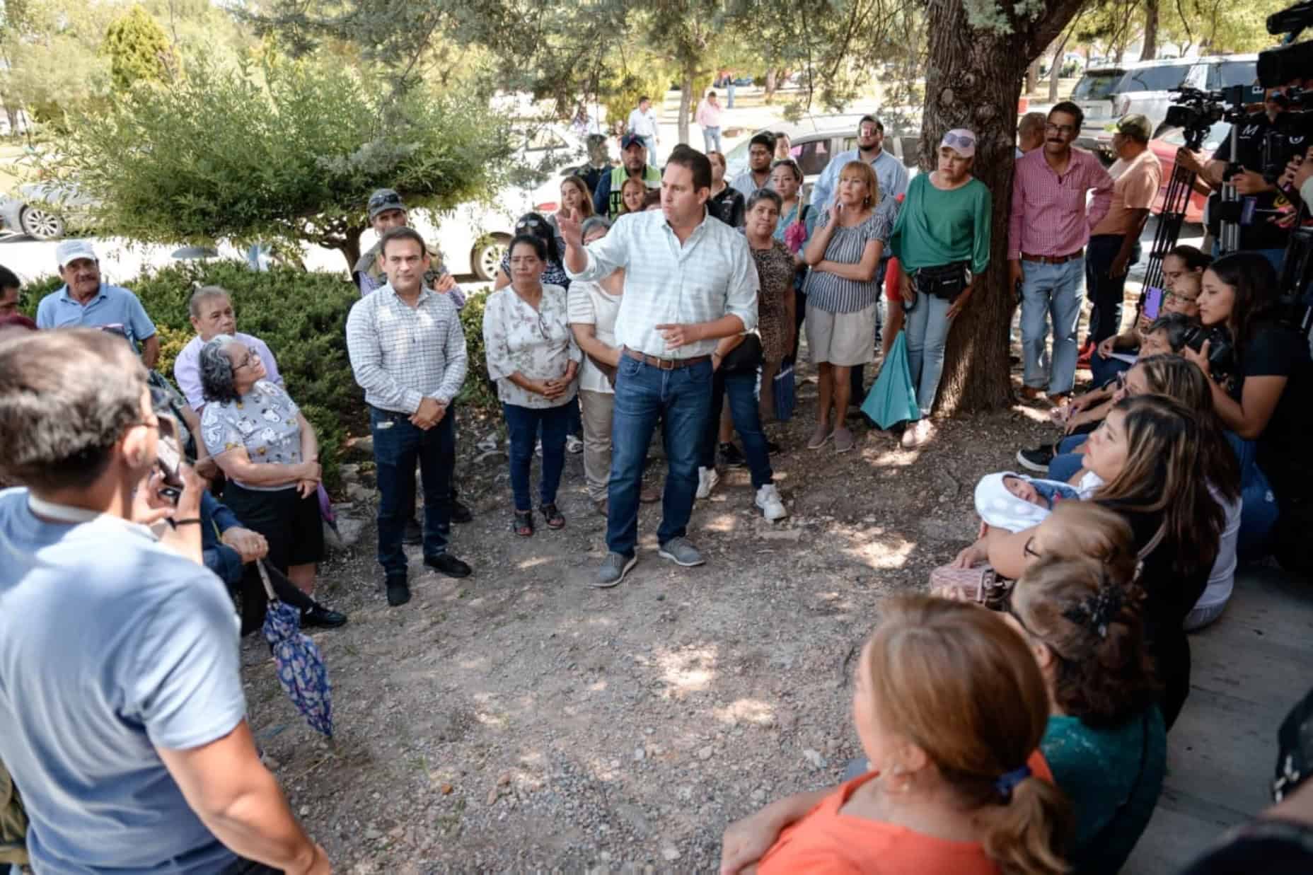 Alcalde de Saltillo supervisa programa Aquí Andamos en Lomas de Lourdes