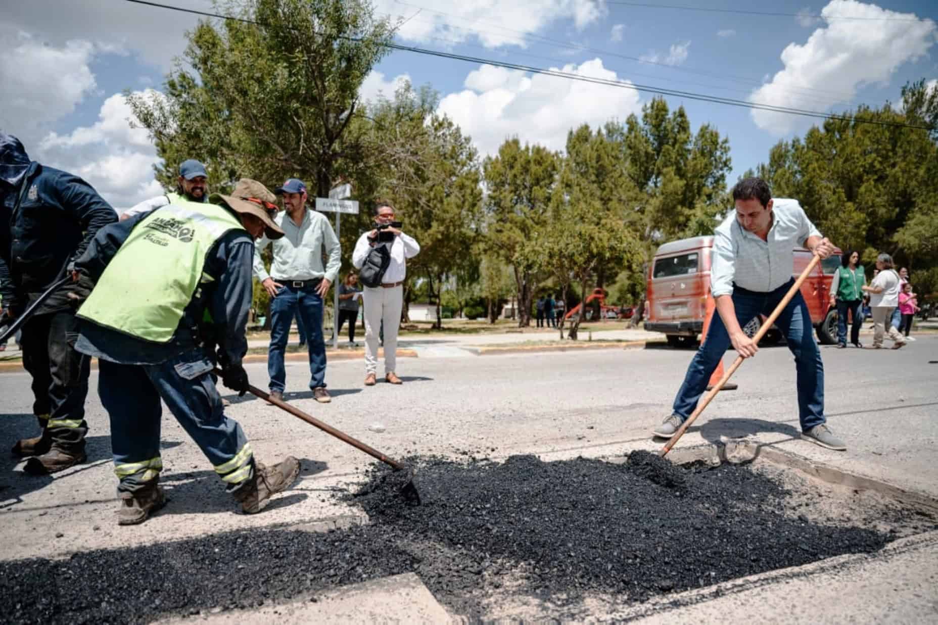Alcalde de Saltillo supervisa programa Aquí Andamos en Lomas de Lourdes