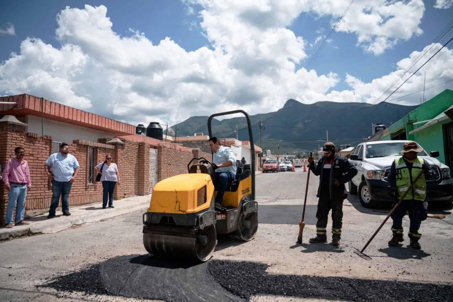 Alcalde de Saltillo supervisa programa Aquí Andamos en Lomas de Lourdes
