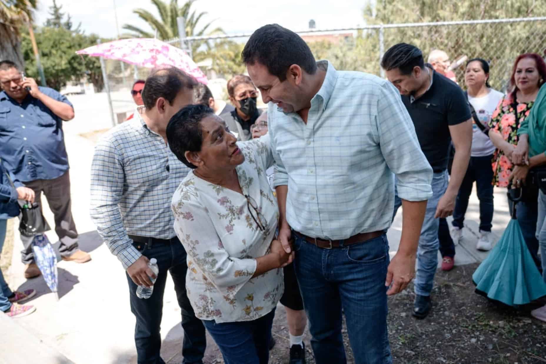 Alcalde de Saltillo supervisa programa Aquí Andamos en Lomas de Lourdes