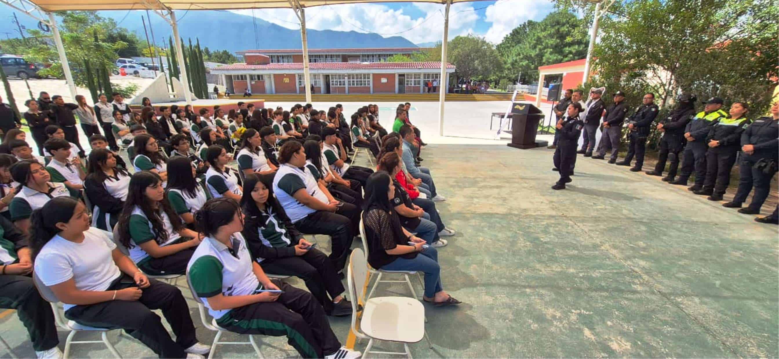 Comisaría de Seguridad de Saltillo brinda charla en COBAC sobre prevención delitos