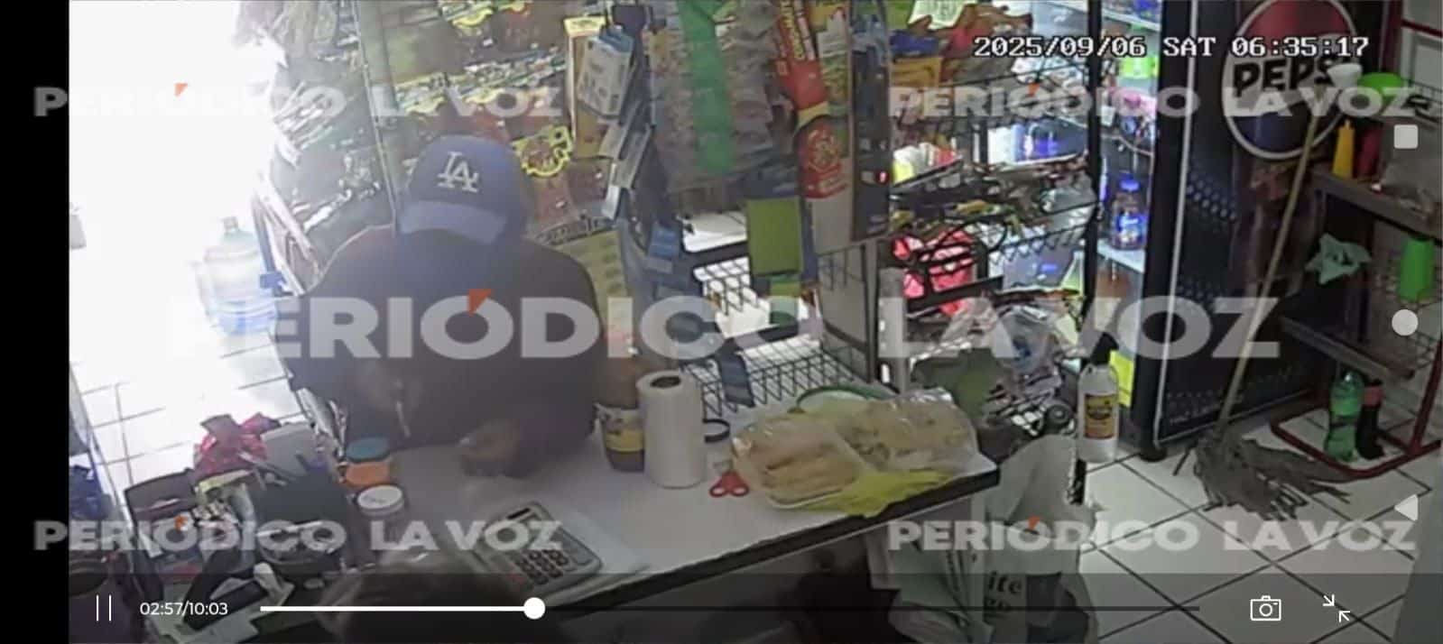 Anciana es víctima de robo con cuchillo en tienda de conveniencia