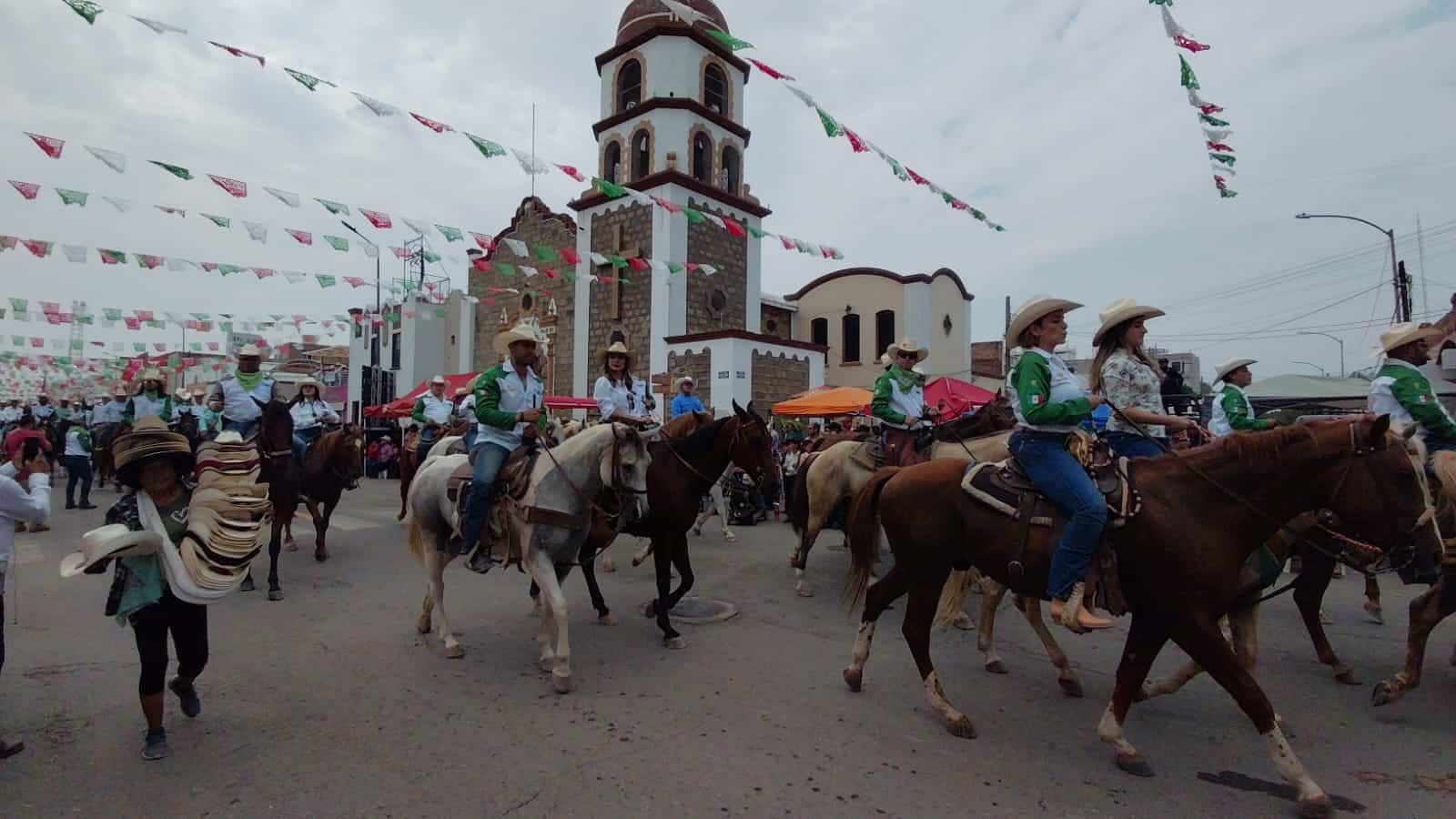 Gobernador Manolo Jiménez disfruta de la cabalgata de Sabinas