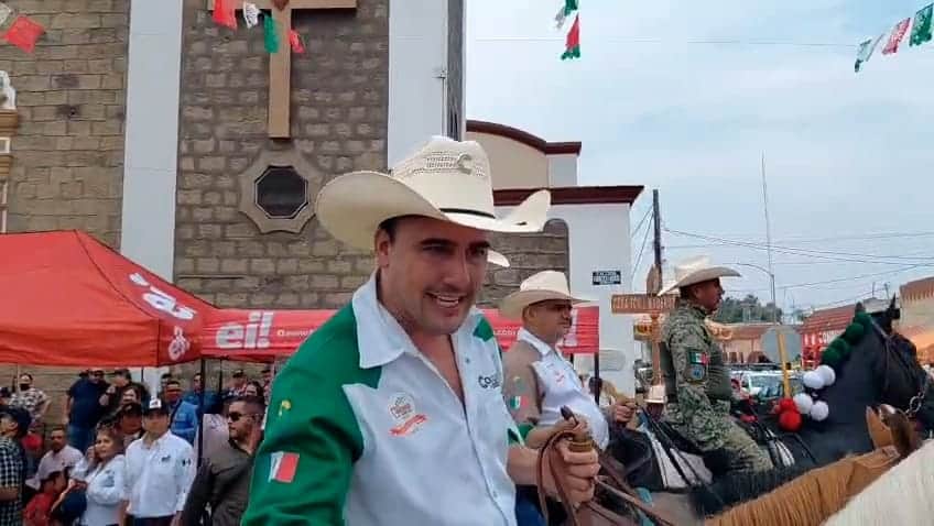 Gobernador Manolo Jiménez disfruta de la cabalgata de Sabinas