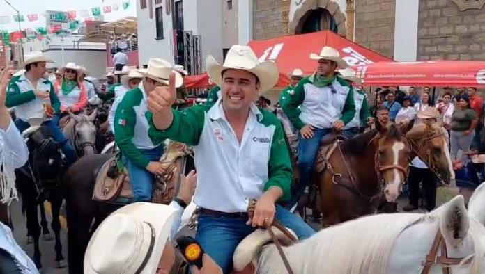 Gobernador Manolo Jiménez disfruta de la cabalgata de Sabinas