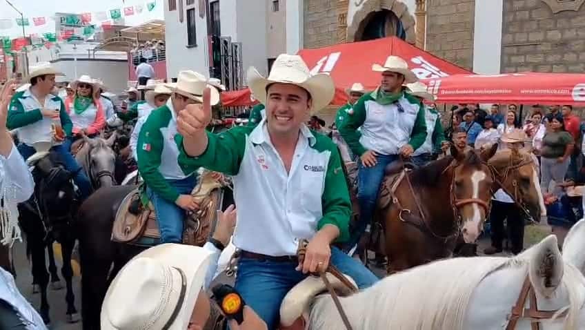 Gobernador Manolo Jiménez disfruta de la cabalgata de Sabinas