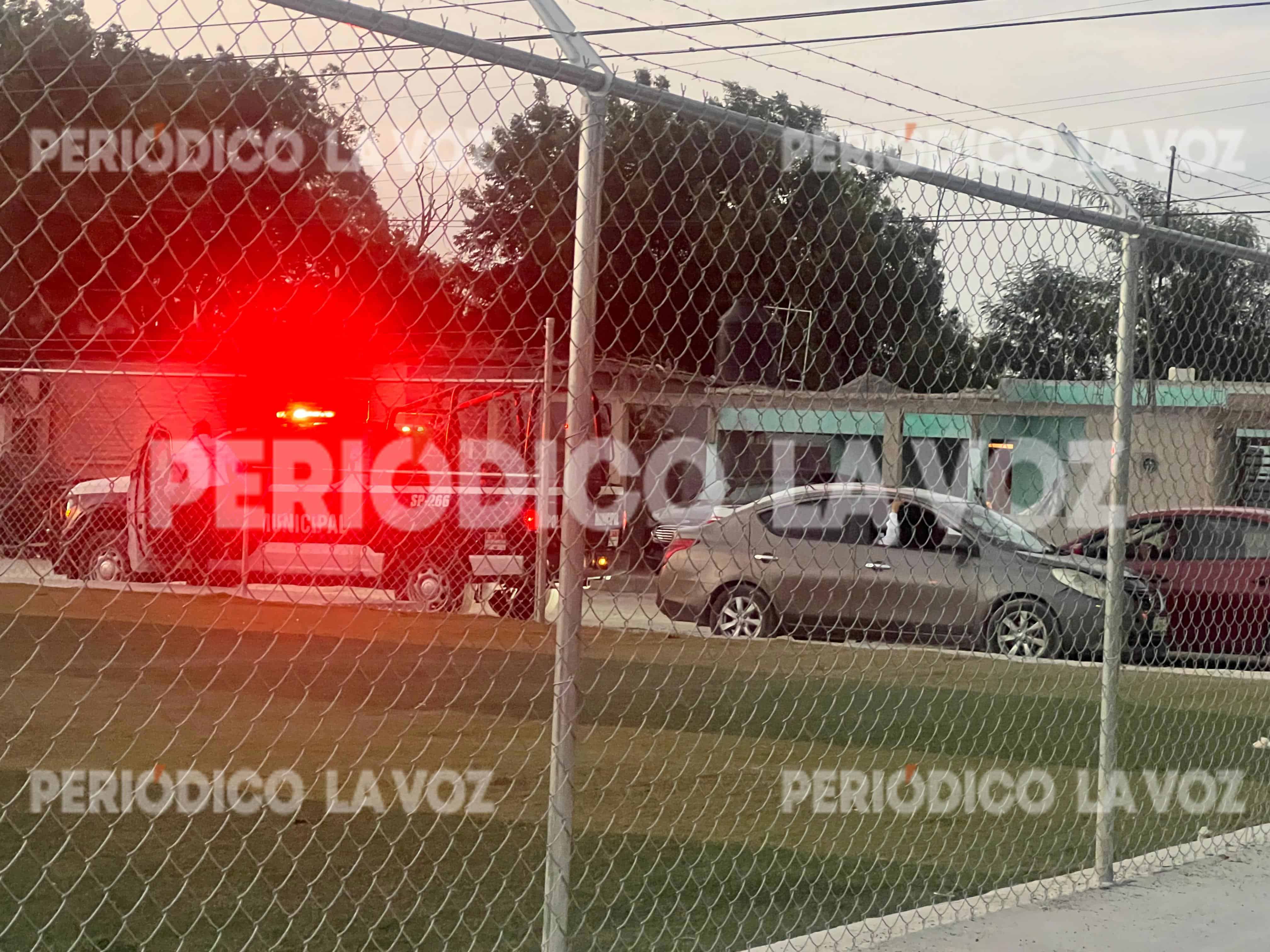 Choque de Vehículos en Obrera Sur: Sedán Gris Impactado