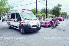 Choque entre motocicleta y auto deja herido al motociclista en Monclova
