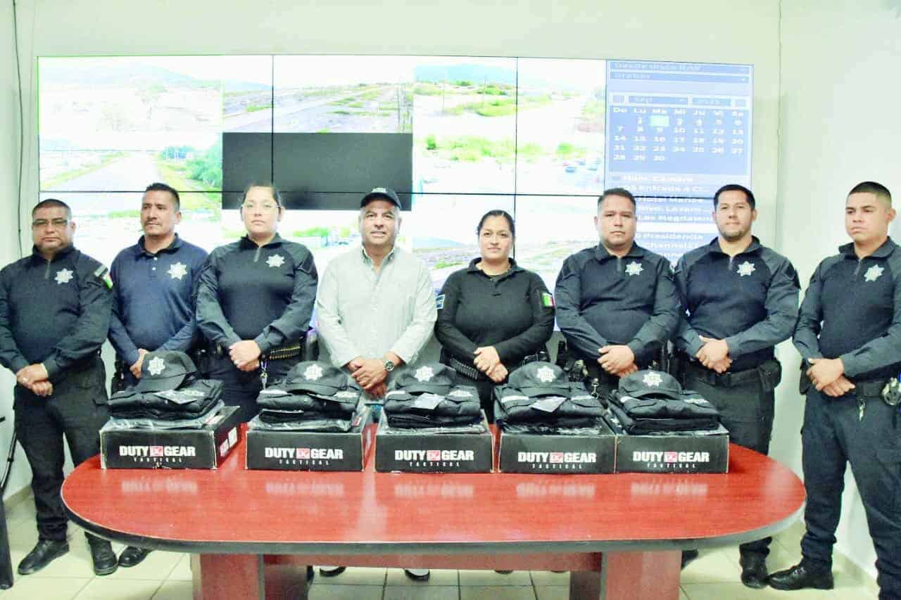 Alcalde de Cuatro Ciénegas lidera entrega de uniformes a policías locales