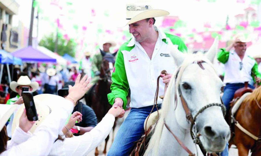 Gobernador Manolo Jiménez Salinas lidera Gran Cabalgata Sabinas 2025