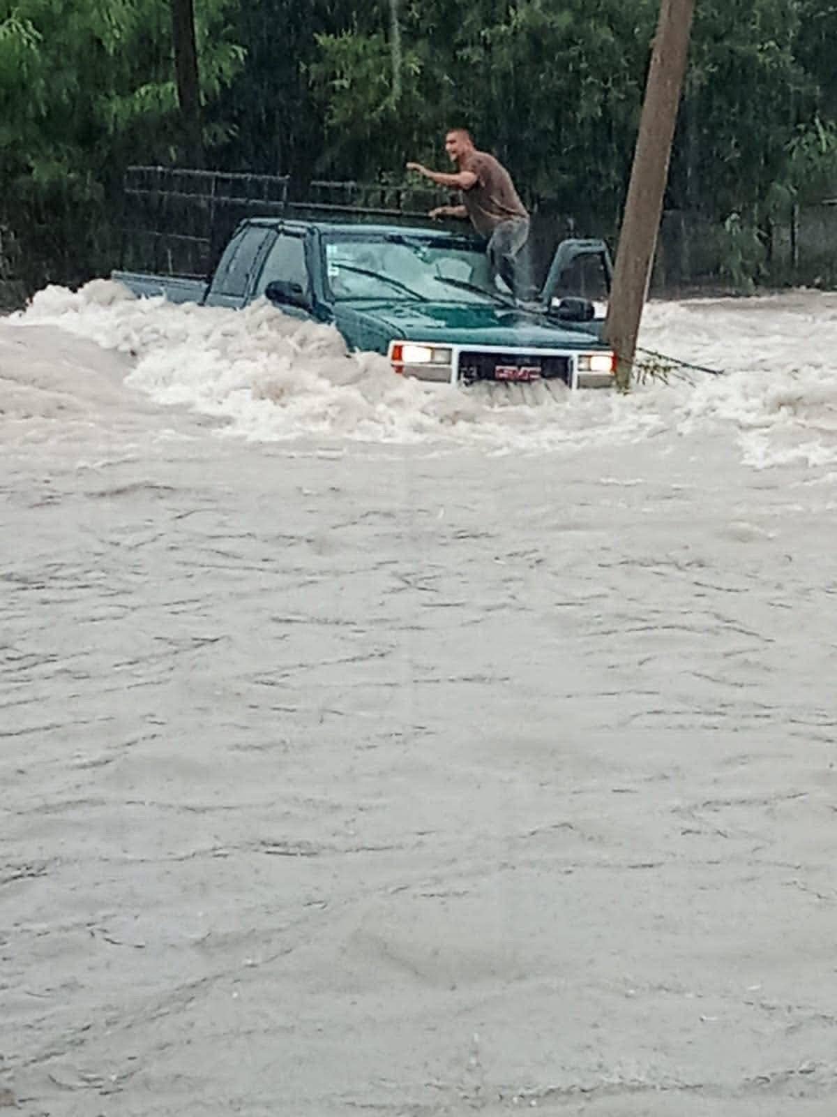 Tormenta deja inundaciones y vehículos arrastrados en Piedras Negras