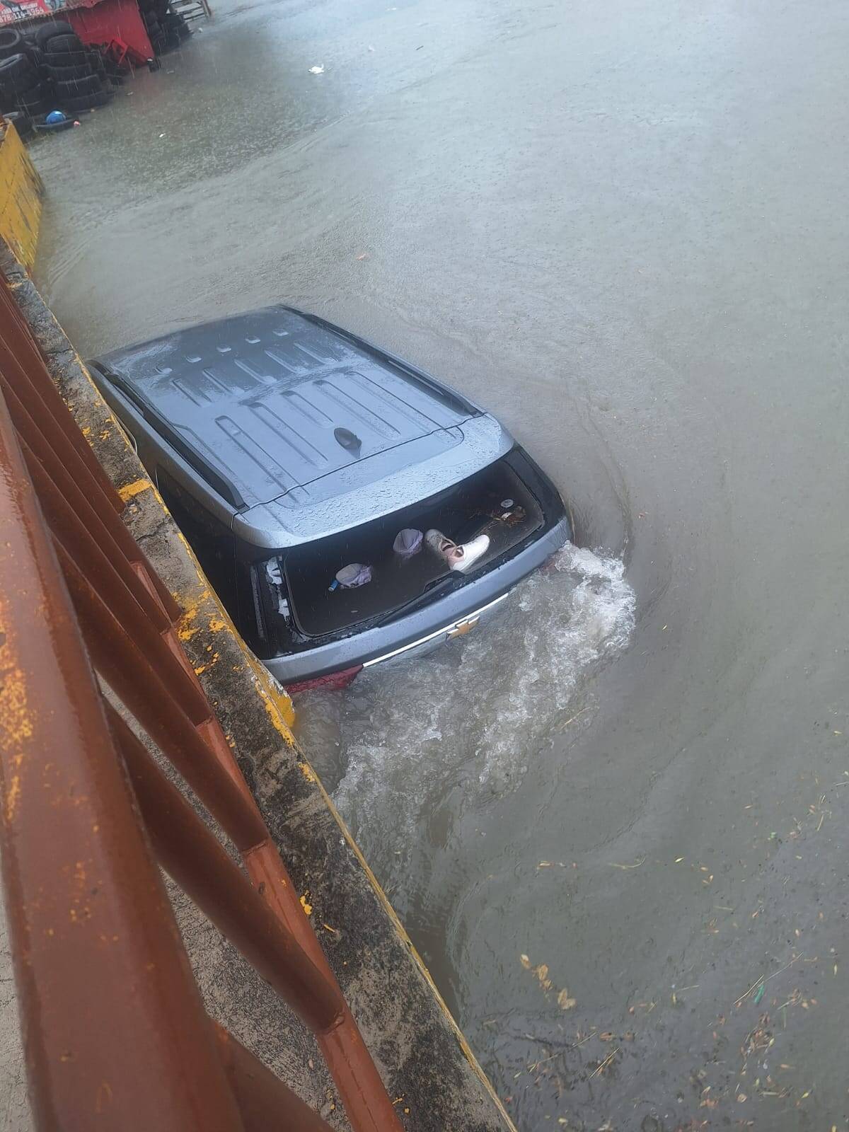 Tormenta deja inundaciones y vehículos arrastrados en Piedras Negras