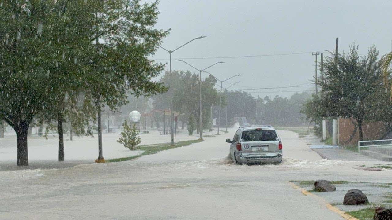 Tormenta deja inundaciones y vehículos arrastrados en Piedras Negras