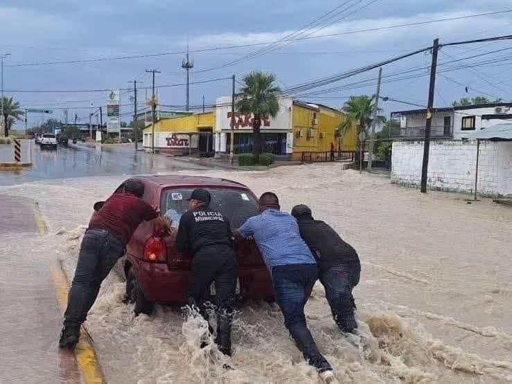 Tormenta deja inundaciones y vehículos arrastrados en Piedras Negras