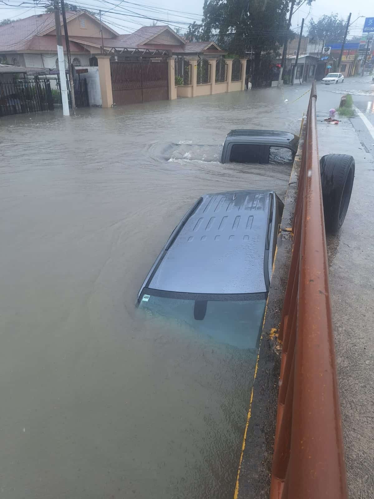 Héroes rescatan a familia monclovense arrastrada por corriente en Piedras Negras