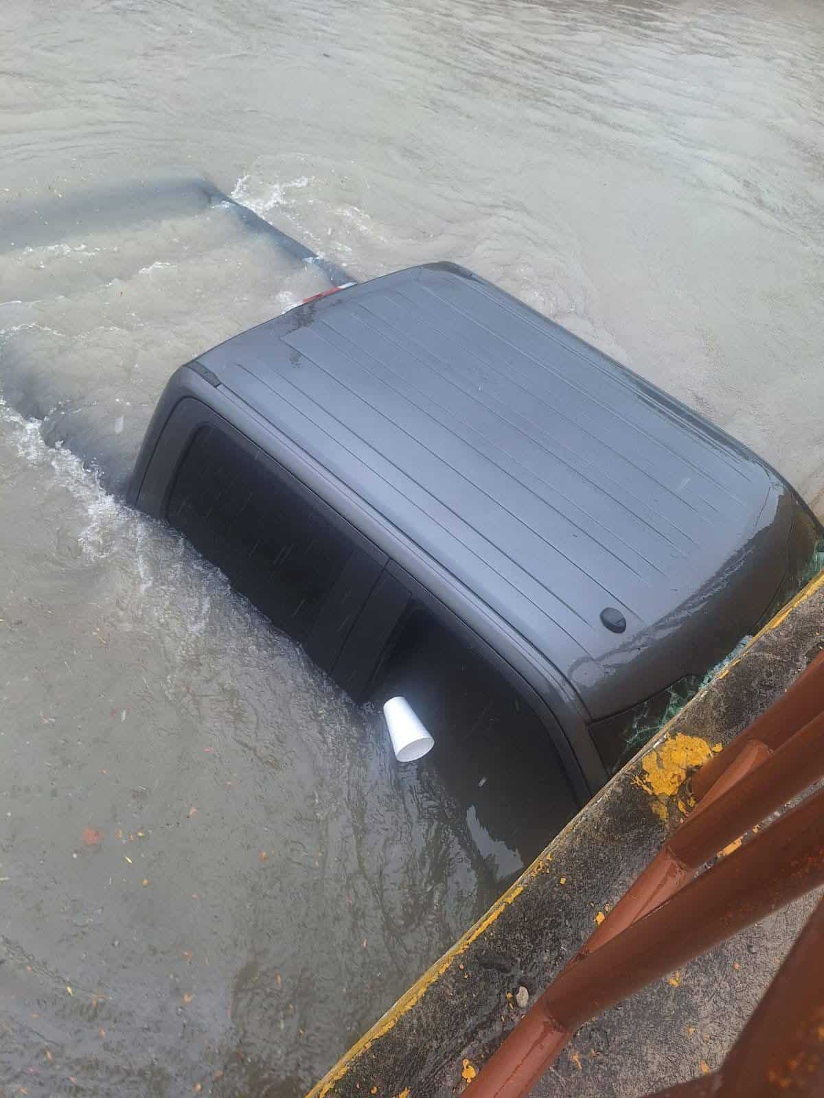 Héroes rescatan a familia monclovense arrastrada por corriente en Piedras Negras