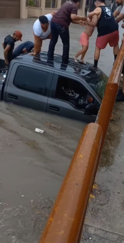 Héroes rescatan a familia monclovense arrastrada por corriente en Piedras Negras