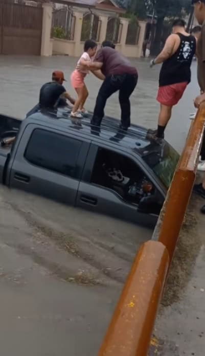 Héroes rescatan a familia monclovense arrastrada por corriente en Piedras Negras