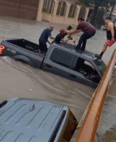 Héroes rescatan a familia monclovense arrastrada por corriente en Piedras Negras