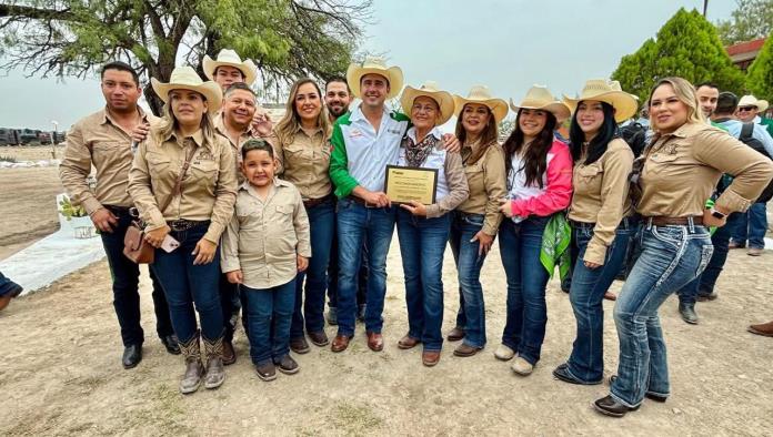 Reconocen a la señora Hortensia Reina de Villarreal por 35 años de anfitrionía