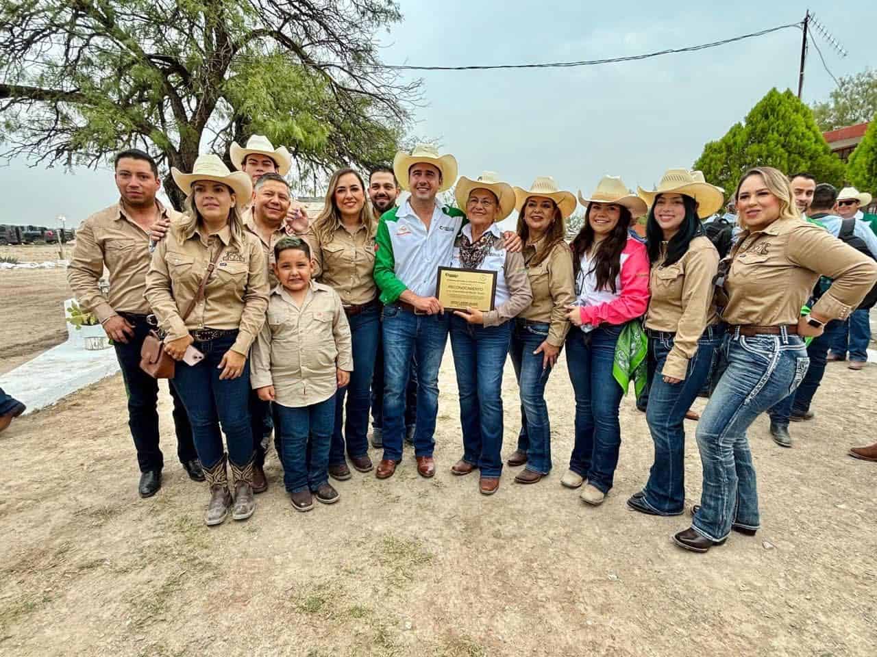 Reconocen a la señora Hortensia Reina de Villarreal por 35 años de anfitrionía