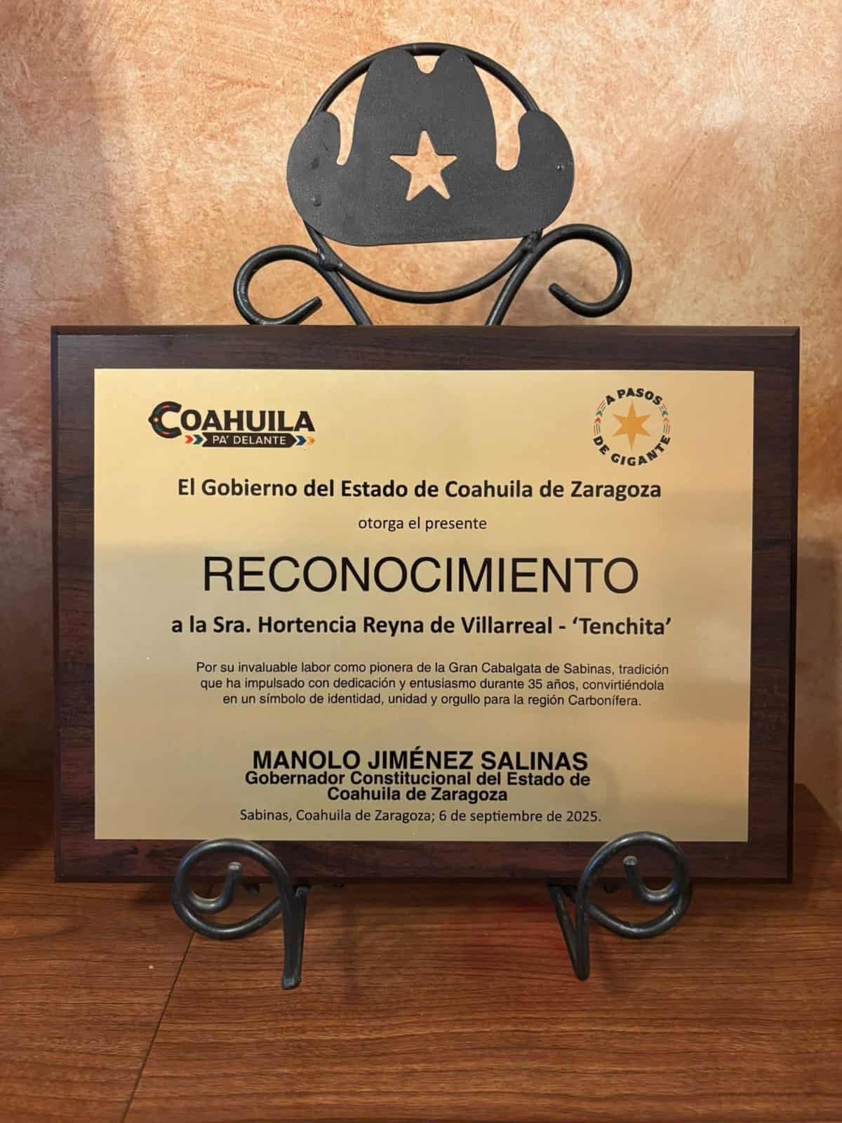 Reconocen a la señora Hortensia Reina de Villarreal por 35 años de anfitrionía