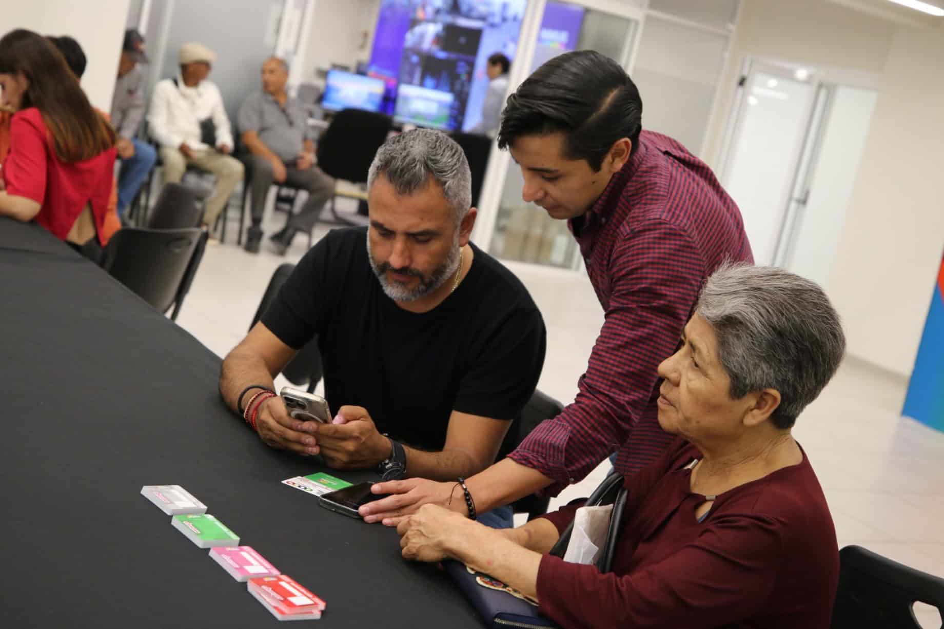 Servidores Públicos Capacitados para Credencialización en Saltillo