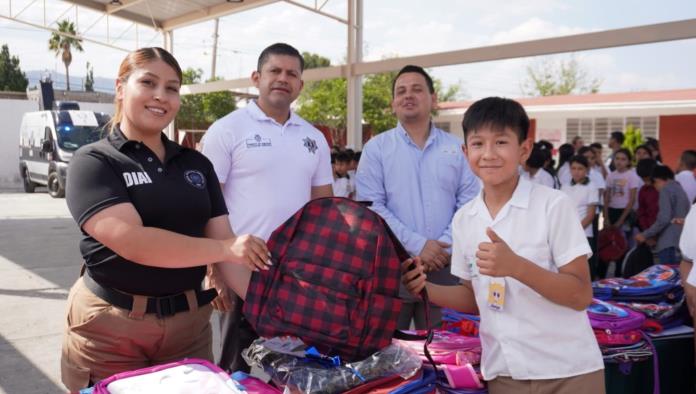 Entrega de Mochilas por Policía de Saltillo: Apoyo Escolar y Seguridad