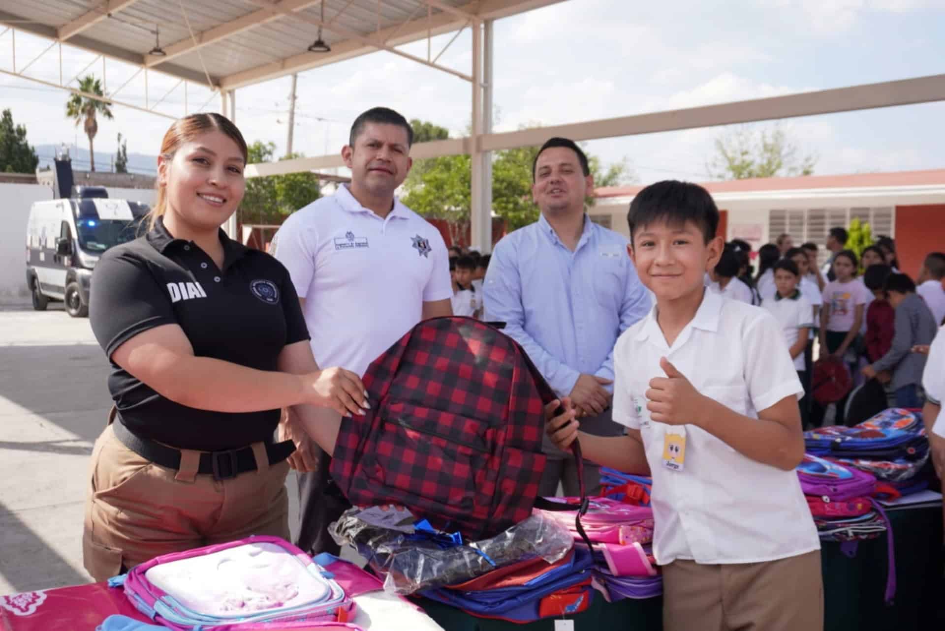 Entrega de Mochilas por Policía de Saltillo: Apoyo Escolar y Seguridad