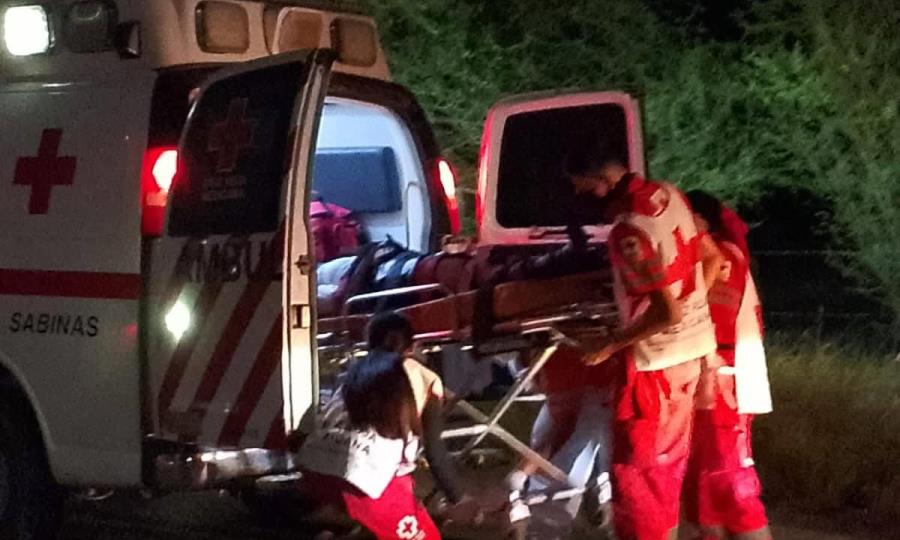 Joven de San Juan de Sabinas Sufre Aparatoso Accidente al Volcar su Vehículo en Carretera