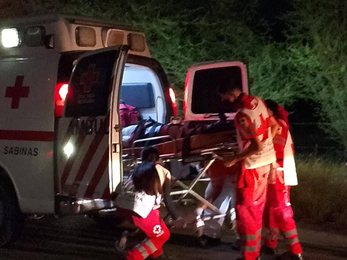 Joven de San Juan de Sabinas Sufre Aparatoso Accidente al Volcar su Vehículo en Carretera