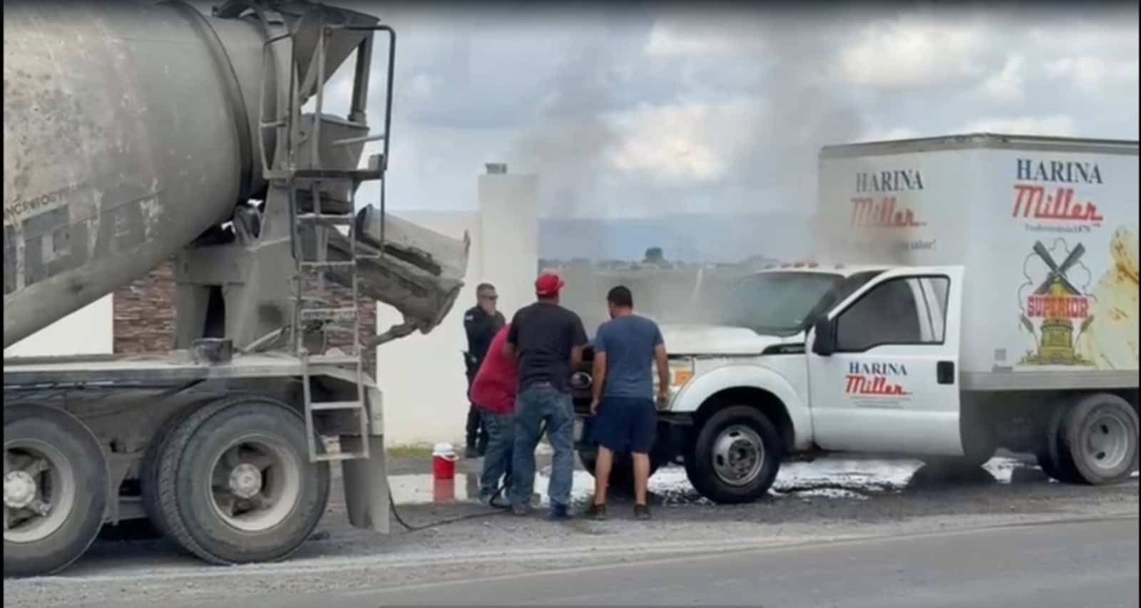 Incendio de camión de Harina Miller en carretera 30