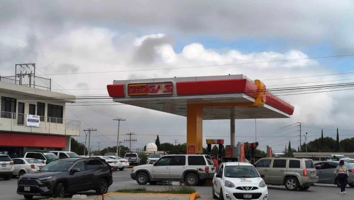 Falta de gasolina magna en Coahuila impacta a consumidores