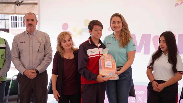 Luly López entrega paquetes de útiles escolares en Saltillo