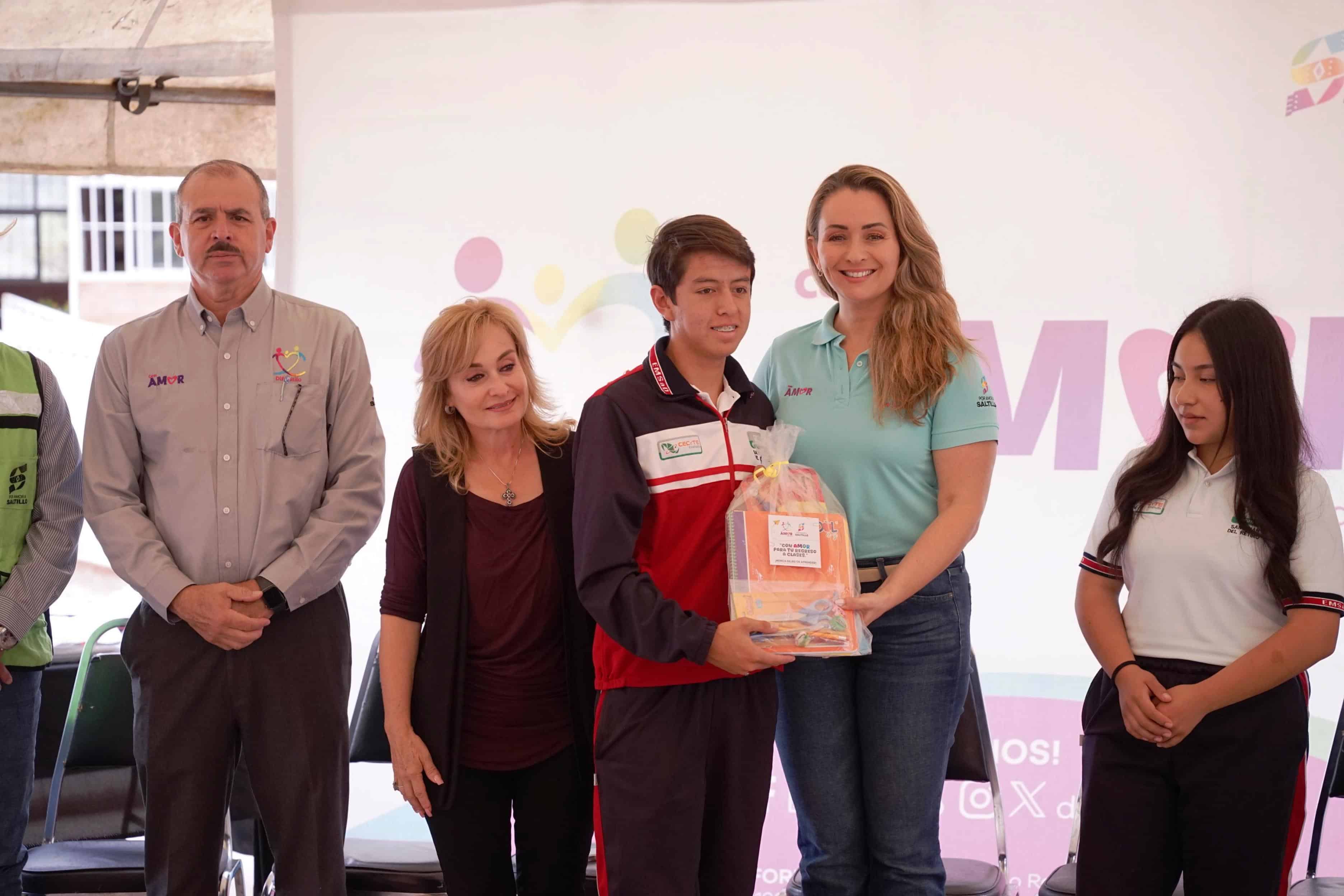 Luly López entrega paquetes de útiles escolares en Saltillo